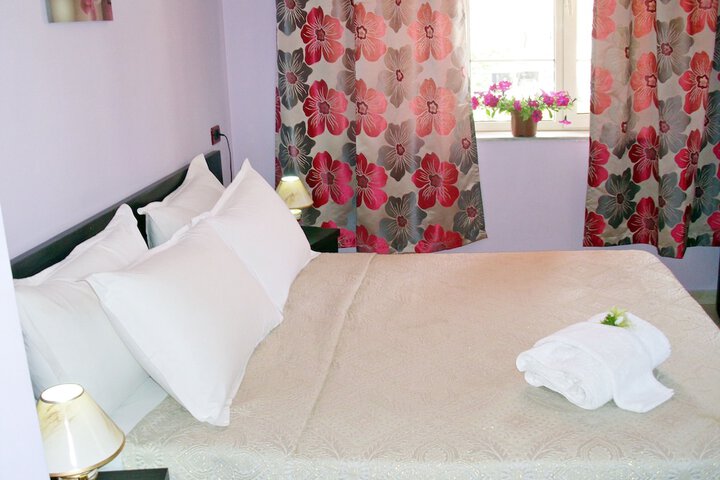 Room 8 of 32