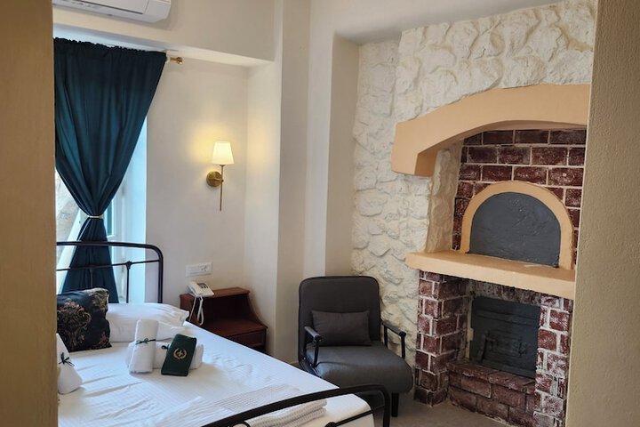 Room 33 of 77
