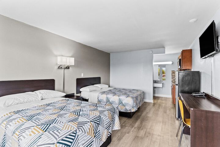 1 Queen Bed Kitchen (14 of 30)