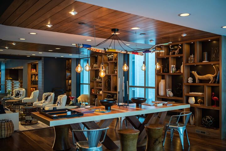 Lobby lounge