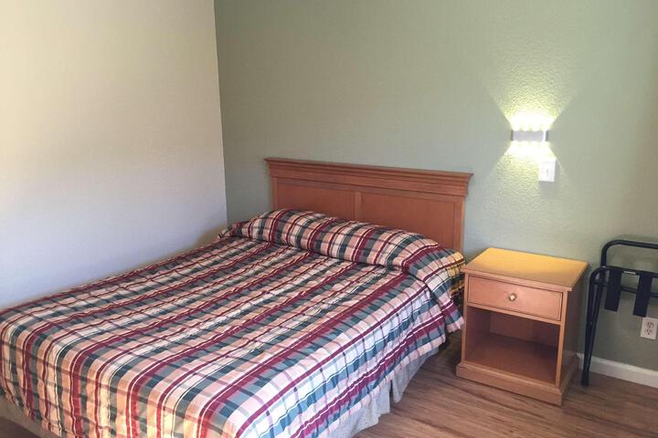 1 Queen Bed (6 of 7)