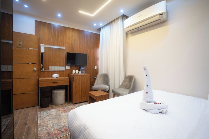 Room 27 of 77