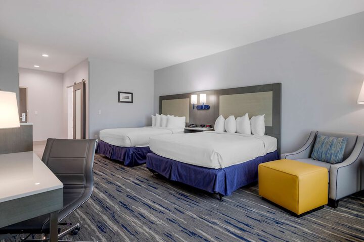 2 Queen Beds (10 of 16)