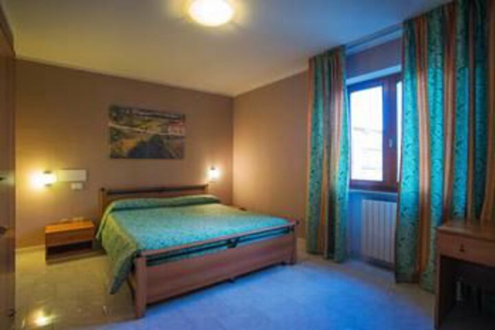 Room 6 of 9