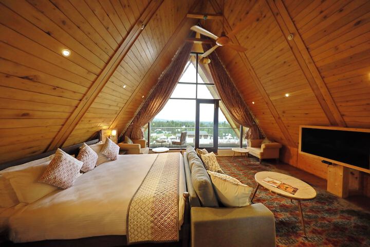 Room 4 of 9