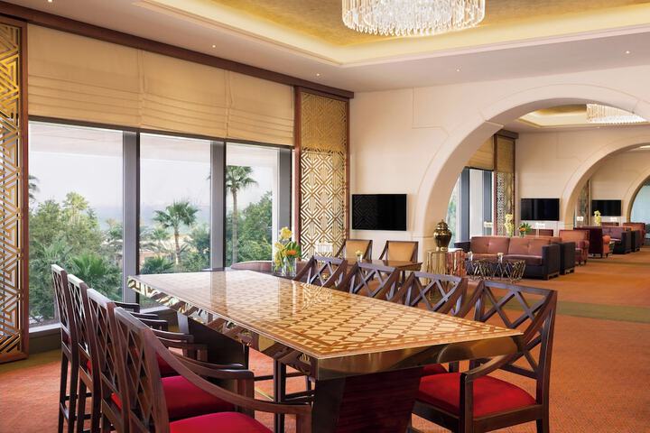 Lounge 174 of 220