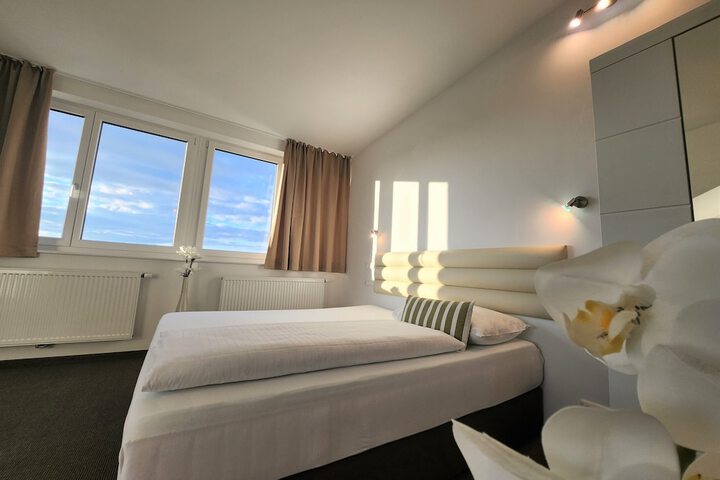 Room 9 of 32