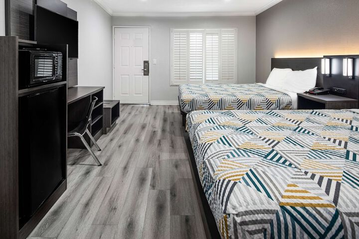 1 King Bed (2 of 12)