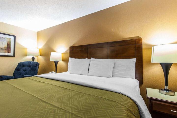 1 King Bed (2 of 6)