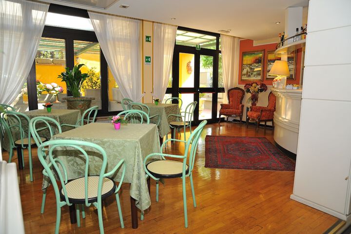 Lounge 55 of 66