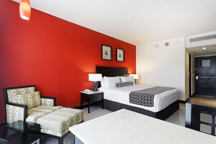 Room 6 of 213