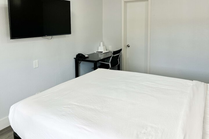 1 Queen Bed Micfridge (4 of 9)