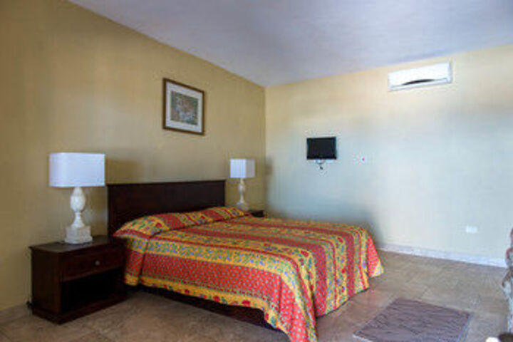 Room 6 of 18