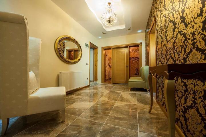 Ballroom/Hall 27 of 31