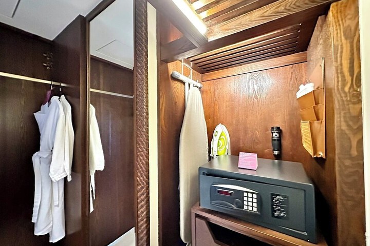 Room 16 of 158