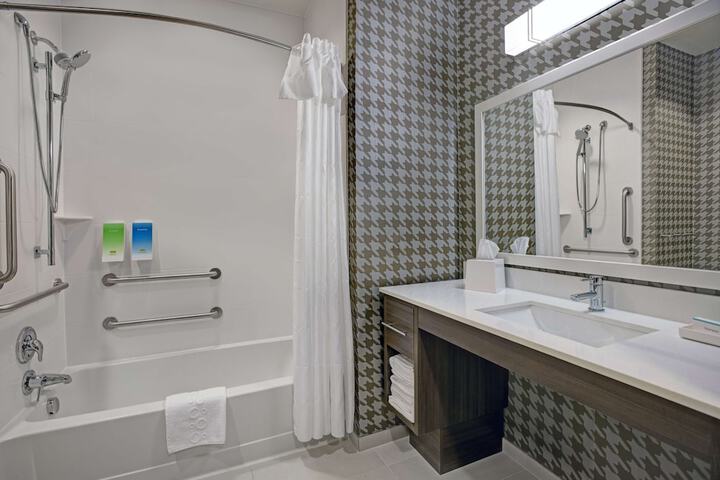 2 Queen Accessible Bathtub Studio (10 of 12)