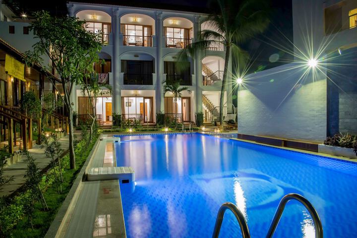 Hotel Pool