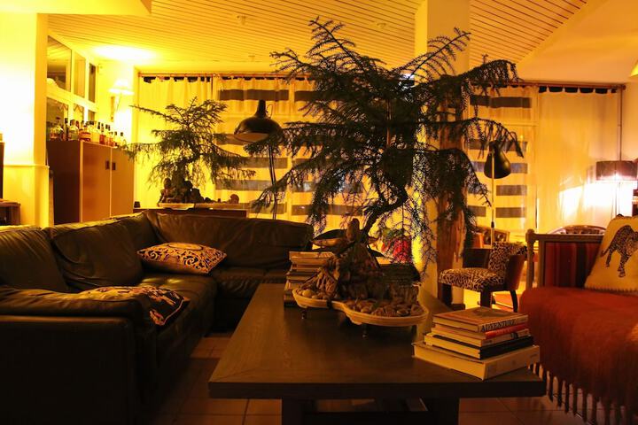 Lounge 27 of 41