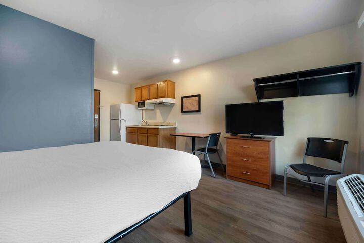 Standard Studio 1 Queen Bed (8 of 15)