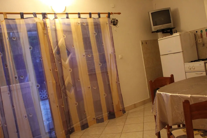 Room 4 of 10