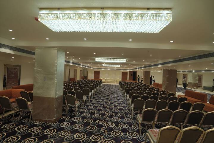 Ballroom/Hall 91 of 102