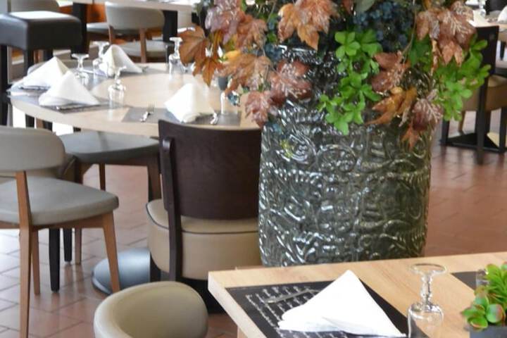 Dining 54 of 77
