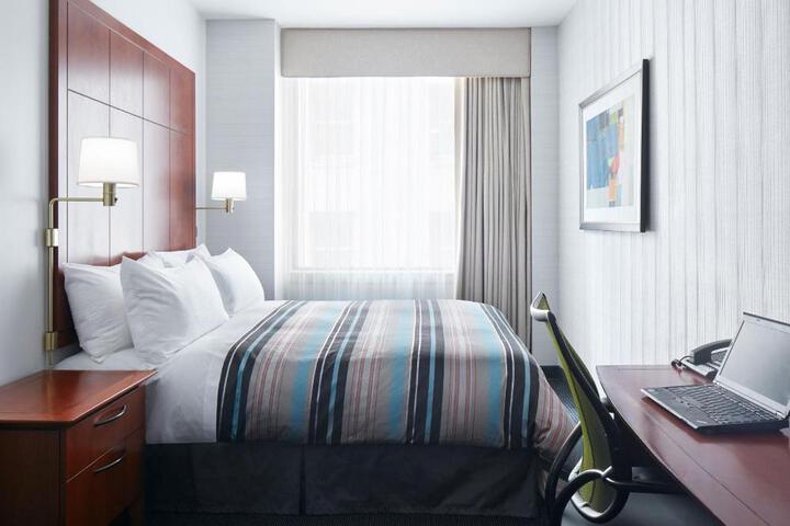 Classic Queen Bed (3 of 14)