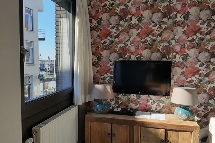 Room 32 of 49
