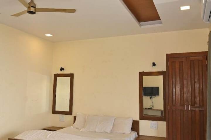Room 4 of 7