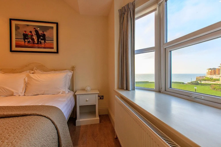 Room 4 of 8
