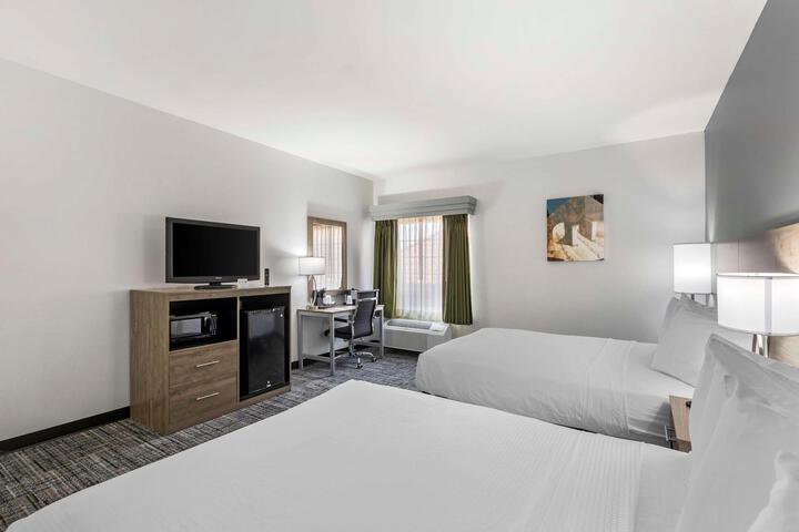 2 Queen Beds Microwave and Refrigerator WiFi Full Breakfast (4 of 16)