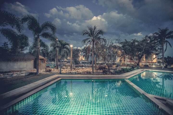 Hotel Pool