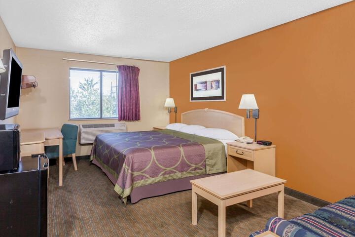 1 King Bed (4 of 5)
