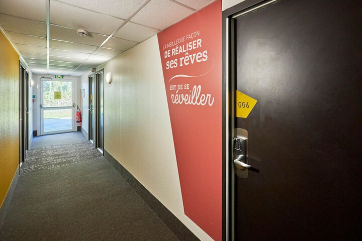 Handrails in hallways