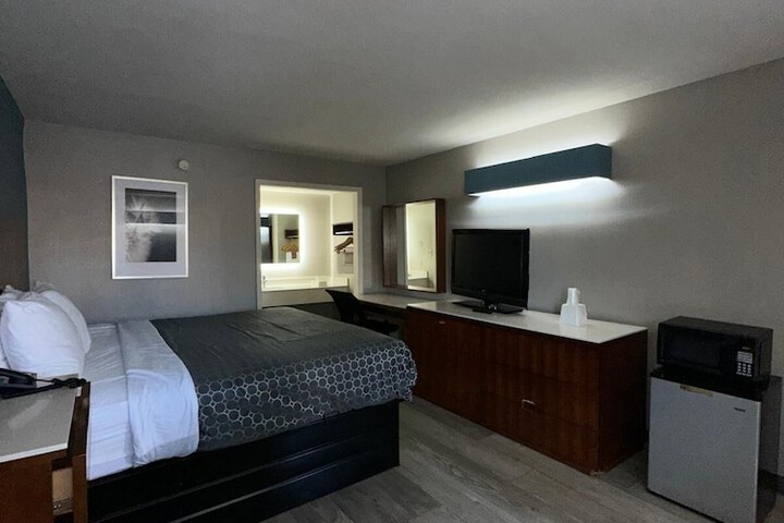 1 King Bed (8 of 20)