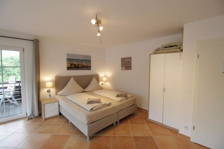 Room 2 of 76
