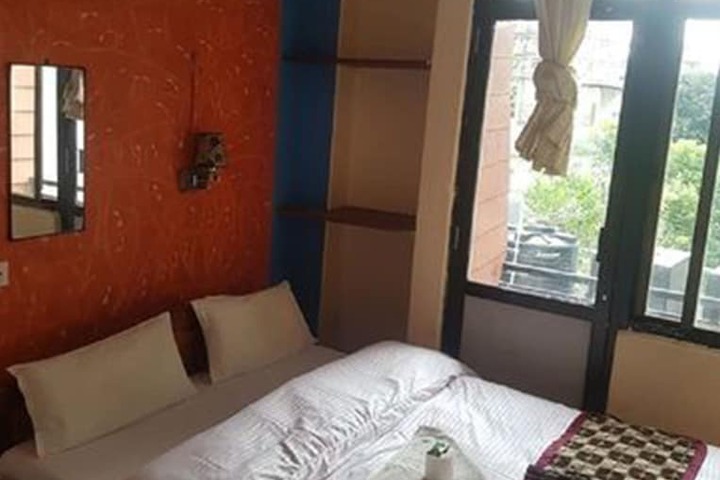 Room 3 of 8