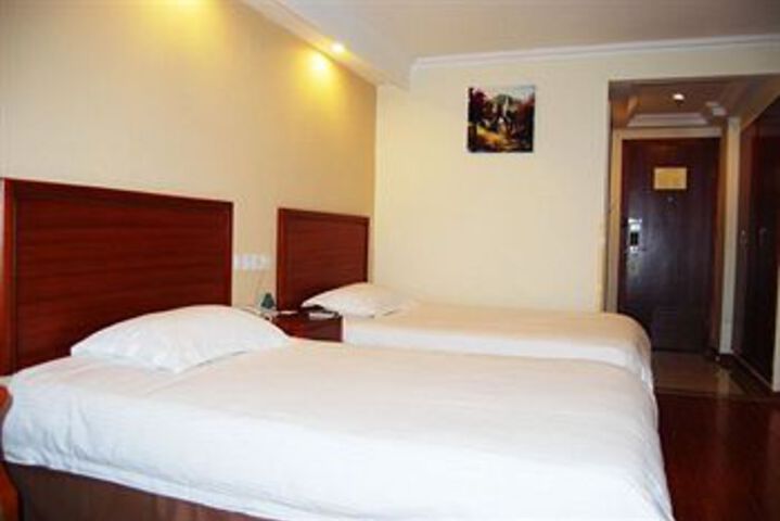 Room 6 of 8
