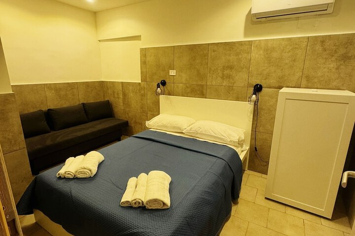 Room 11 of 27