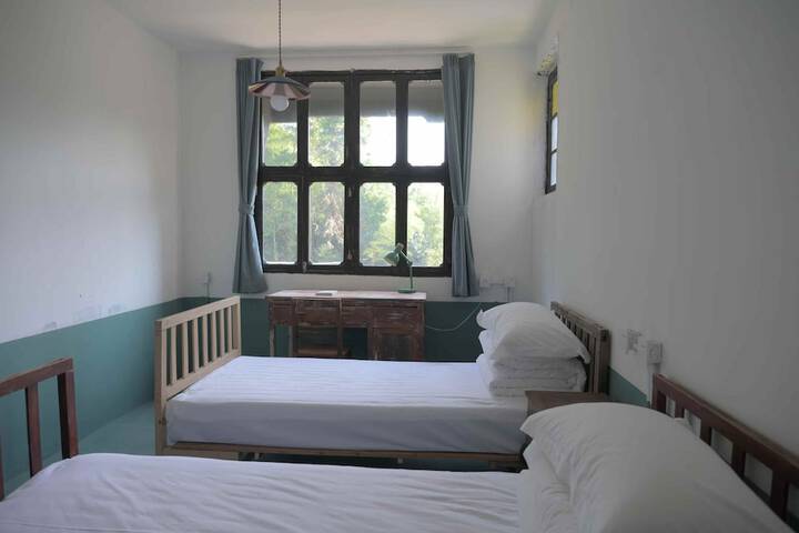 Room 13 of 223