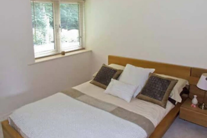 Room 4 of 6