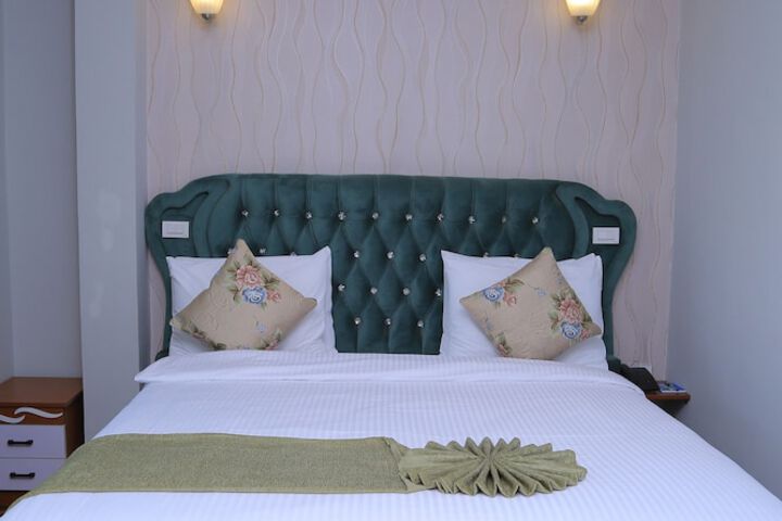 Room 4 of 7