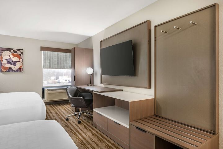 2 Queen Beds Work Desk Lounge Chair Microwave and Refrigerator WiFi Full Breakfast (3 of 4)