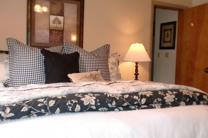 Deluxe King Bed Partial Lake View (26 of 48)