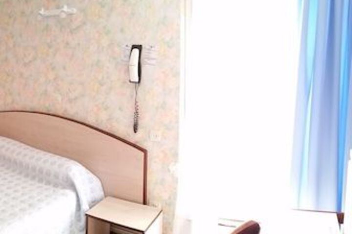 Room 32 of 46