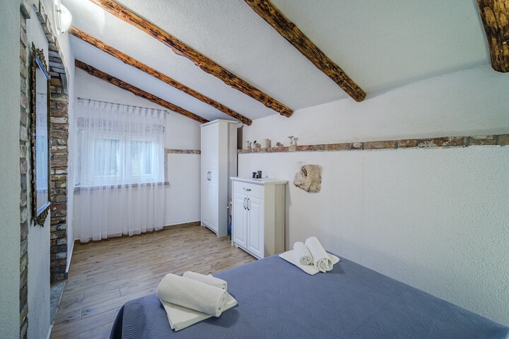 Room 4 of 32