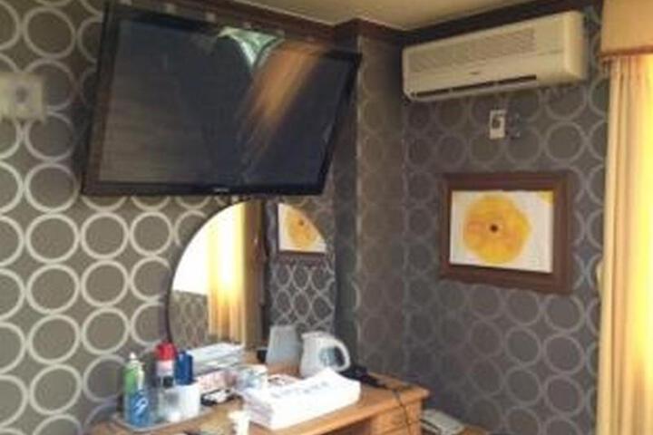 Room 3 of 6