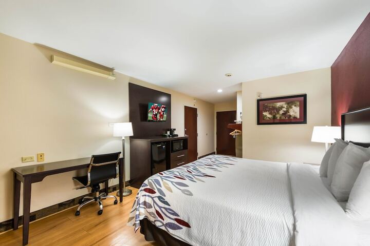 1 King Bed (2 of 23)