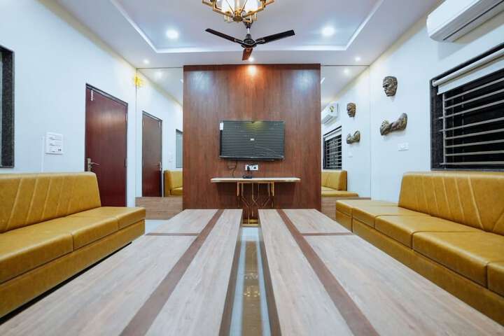 Lounge 16 of 17