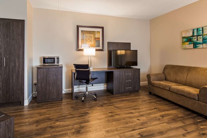 1 King Bed Work Desk Refrigerator Wood Floor Full Breakfast (18 of 20)